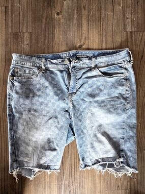 TORRID Perfect 10" Bermuda Short Denim Shorts Waist 18 Blue